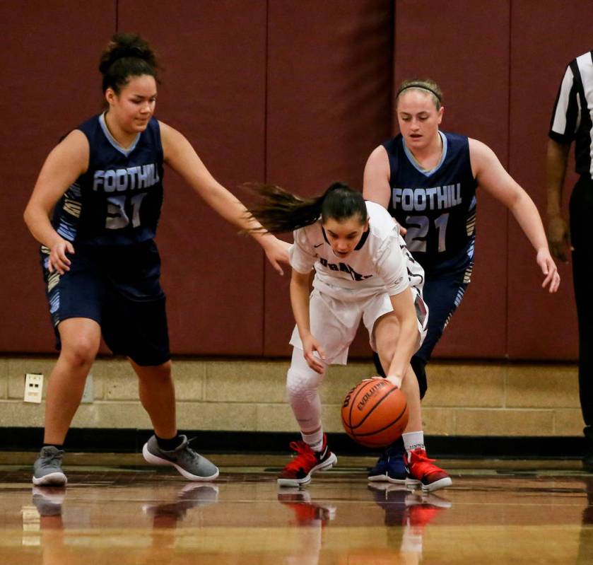 Desert Oasis’ Brianna Clark (4), center, dribbles the ball as she is guarded by Foothi ...