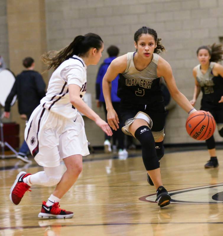 Spring Valley’s Essence Booker (3) moves the ball past Desert Oasis’ Brianna Cla ...