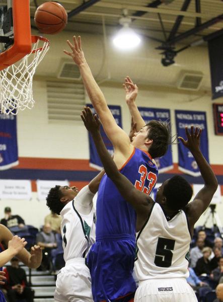 Gorman’s Stephen Zimmerman tries for a basket while being double-teamed by Sheldon&#82 ...