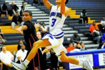 Sierra Vista’s Mikko Balmes (3) drives past Mojave’s Darryl Adams on Monday nigh ...