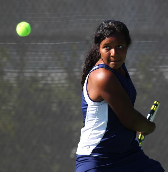 Coronado’s Paris Reese lines up a backhand during her set with Green Valley’s Jo ...