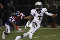 Salpointe Catholic’s Kaelin Deboskie (7) races past Liberty’s Eddy Ross on his w ...