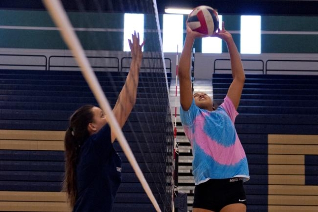 Shadow Ridge girls volleyball player Eadara Files sets ball during practice at Shadow Ridge ...