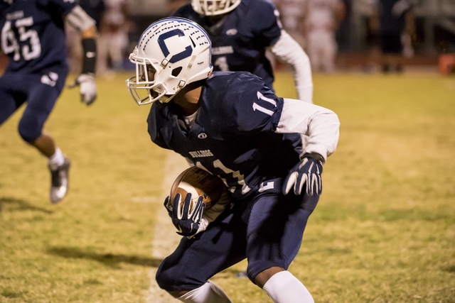 Centennial Bulldogs receiver Savon Scarver (11) runs with the ball against the Liberty Patri ...