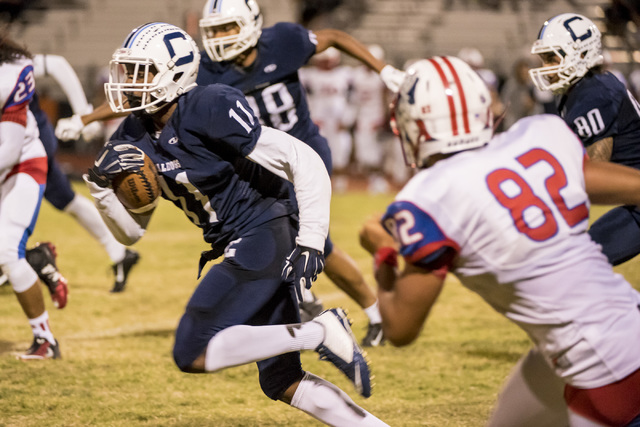 Centennial Bulldogs receiver Savon Scarver (11) runs with the ball against the Liberty Patri ...