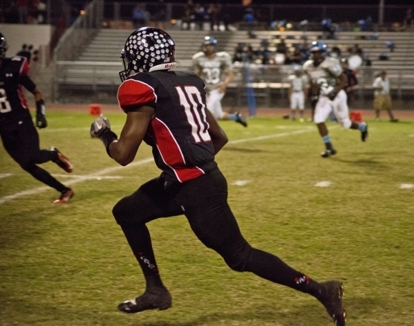 Las Vegas‘ Elijah Hicks (10) dives for a touchdown during their prep football game aga ...