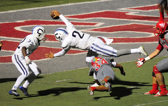 Centennial quarterback Jamaal Evans scores a touchdown against Arbor View in 2015. (Josh Hol ...