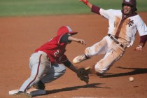 Arbor View’s Quinn Gallagher, left, goes for a catch as Cimarron-Memorial’s Niko ...