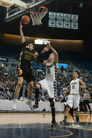 Clark’s Cater Olsen (21) shoots against Elko’s Marshall Dumas (3) during the Div ...