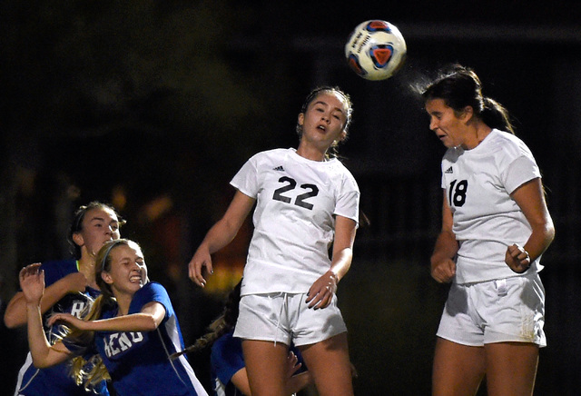 Palo Verdes’ Sloan Nelson (22) and Jadyn Nogues jump for the ball against Reno during ...