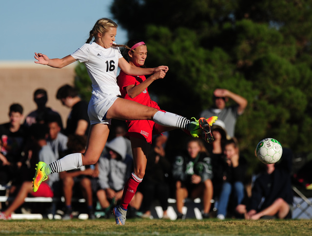 Palo Verde forward Macee Barlow (16) advances the ball against Arbor View defender Samantha ...