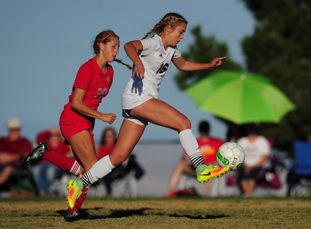 Palo Verde forward Macee Barlow (16) advances the ball against Arbor View’s Allyssa La ...