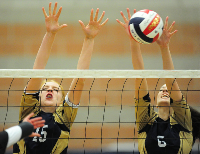 Foothill’s Shaye Lemke (15) and McKenzie Youngman (6) go up to block a Palo Verde spik ...