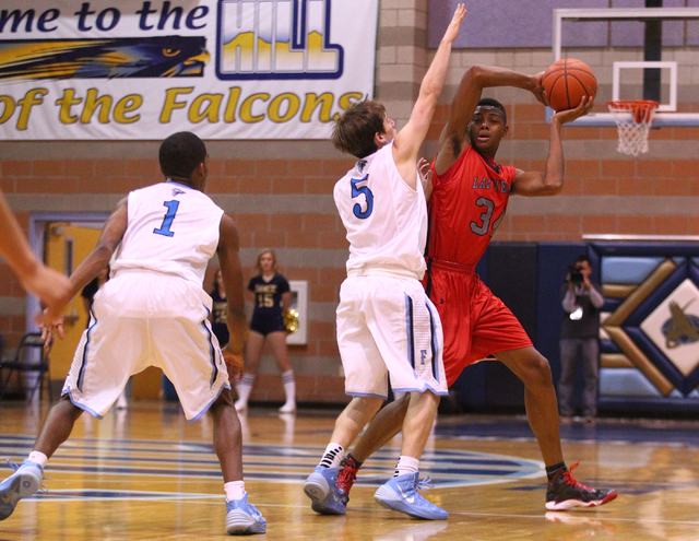 Las Vegas’ Re’Kwon Smith (34) looks to pass as Foothill’s Matt Rapp defend ...