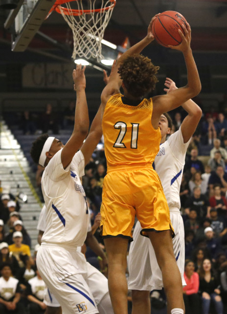 Clark’s Jalen Hill (21) dunks during the first half of a Class 4A Sunset Region champi ...