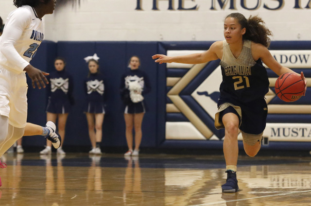 Spring Valley’s Ella Zanders (21) drive the ball down the court during the first half ...