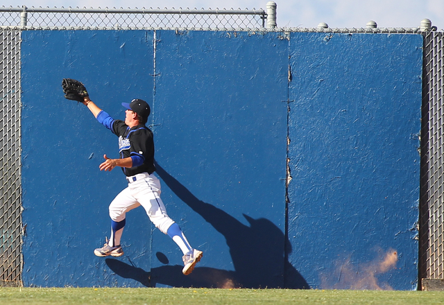 Sierra Vista outfielder Cole Crosby (6) can’t track down a fly ball off the bat of Arb ...