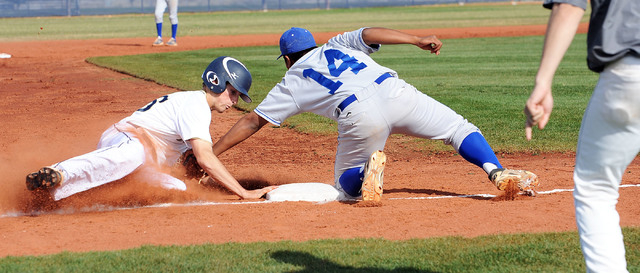 Sierra Vista’s Kaven Alferez (14) tries to tag Shadow Ridge’s Jordan Johnson on ...