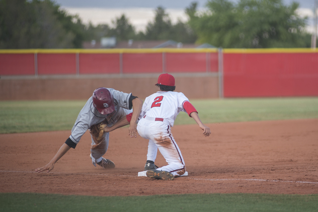 Arbor View’s Quinn Gallagher (2) tags out Desert Oasis Nolan Kingham (22) during their ...