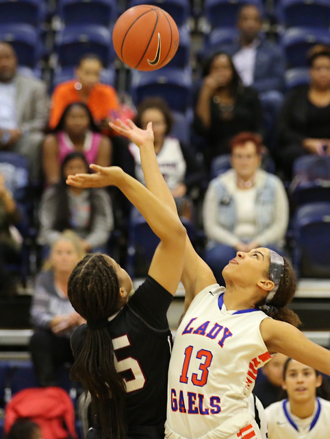 Desert Oasis junior Dajaah Lightfoot, left, and Bishop Gorman sophomore Georgia Ohiaeri, rig ...