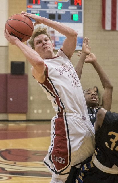 Desert Oasis’ Jacob Heese (15) shoots over Sierra Vista’s Isaiah Veal (5) on Tu ...