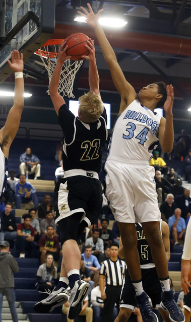 Clark’s Trey Woodbury (22) shoots over Centennial’s Alijah Henderson (2) and Cen ...