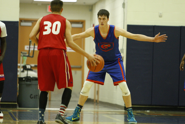 Bishop Gorman’s Stephen Zimmerman (33) plays defense during a scrimmage against Valley ...