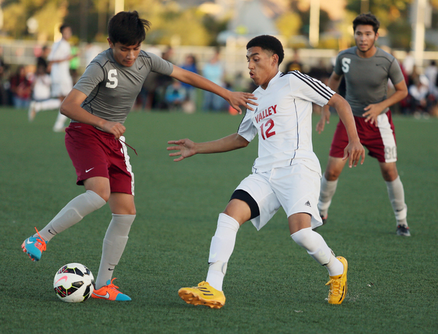 Cimarron-Memorial’s Miguel Rubio, left, controlS the ball as Valley’s Damian Alv ...