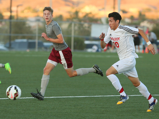 Cimarron-Memorial’s Parker Johnson, left, and Valley’s Eric Sanchez race for rhe ...