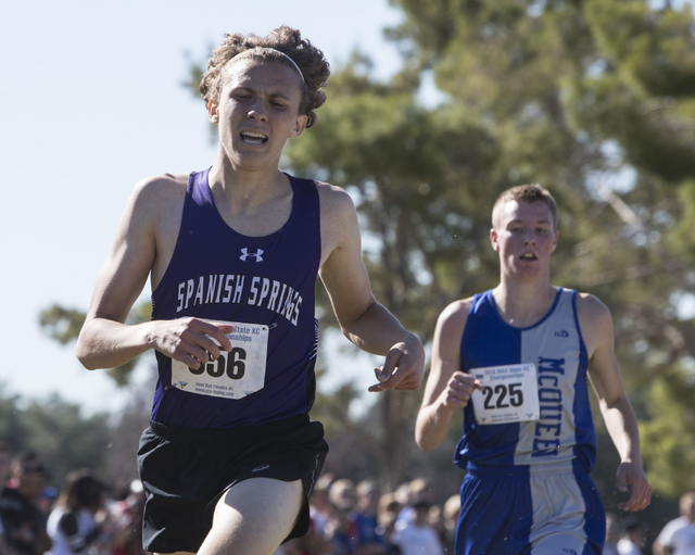 Andrew Ribeiro, left, and Zachary Stallings run towards the finish line during the boys 4A N ...