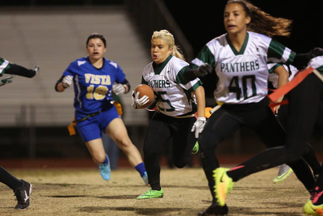 Palo Verde senior Amanda Drake runs the ball against Sierra Vista at Sierra Vista High Schoo ...