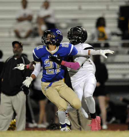 Sierra Vista safety Colby Ceniza (21) breaks up a pass intended for Clark wide receiver Isai ...