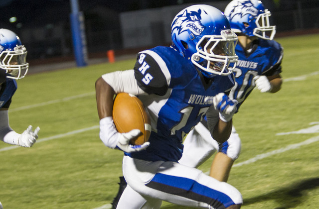 Basicճ Quison Owens (17) runs for a touchdown against Chaparral during a varsity footb ...