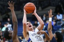 Sierra Vista guard Maka Ellis (32) goes up for a shot between Spring Valley defenders during ...