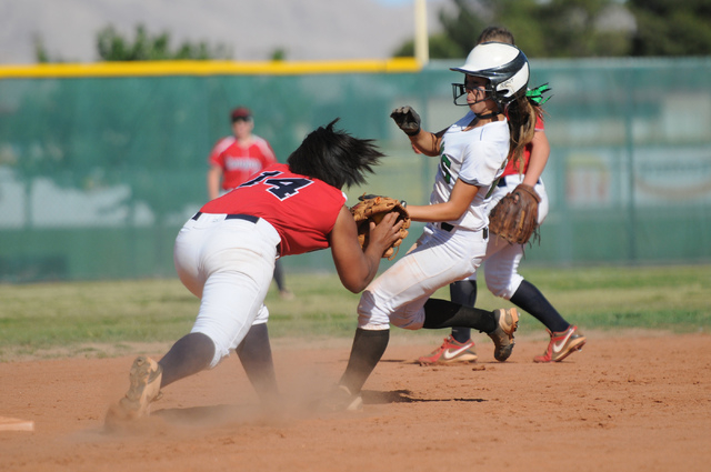 Coronado’s Jaiden Johnson (14) tags Rancho’s Kat Anthony (27) for an out during ...