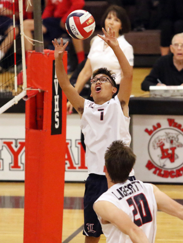 Liberty’s Brycen Ivester, top, sets up Mike Meatovich during the boys volleyball Sunri ...