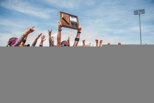 Palo Verde softball head coach Kelly Glass holds up the championship plaque after the Panthe ...
