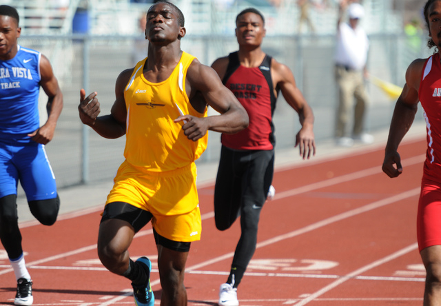 Bonanza’s Jayveon Taylor, center, competes in the 100-meter dash at the Sunset Region ...