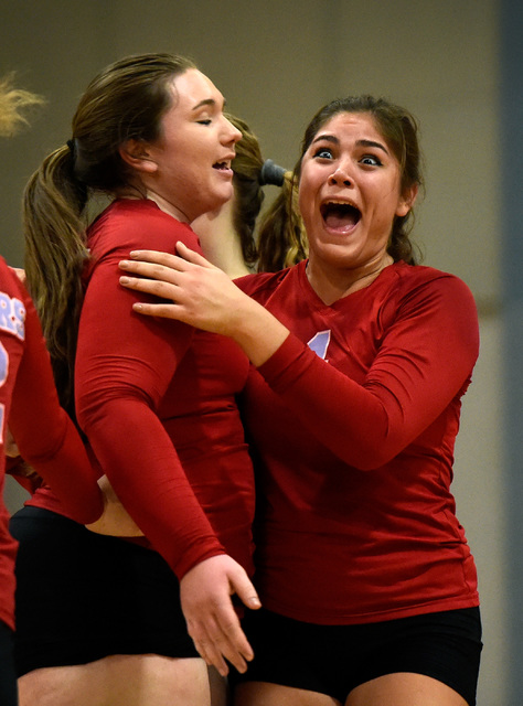 Western’s Elaina Tillmond, right, and Nikki Riggs react after scoring a point against ...