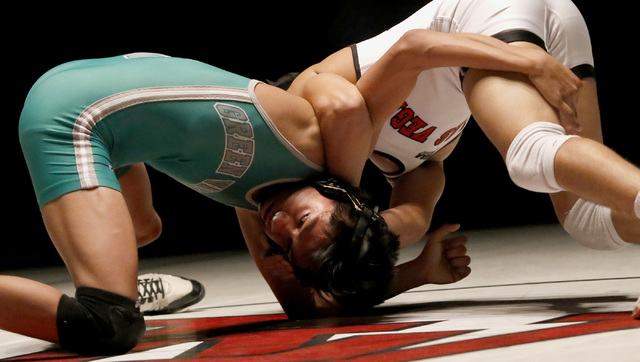 Las Vegas’s Antonio Saldate, right, cranks a half nelson against Green Valley’s ...