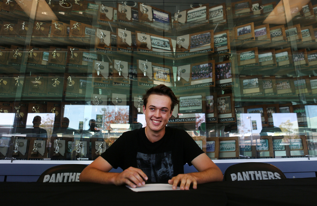 Palo Verde senior Jack Trent signs his paperwork for playing golf at UNLV, Wednesday, Nov. 9 ...