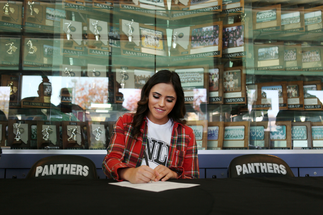 Palo Verde senior Cara Beatty signs her paperwork for playing softball at UNLV, Wednesday, N ...