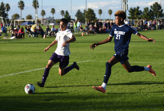 Durango’s Jamie Munguia (9) battles for the ball against Centennial’s Ahmend Gre ...