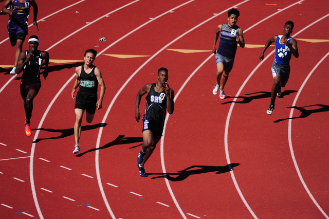 Silverado runner Zakee Washington, center, races to a winning time of 48.64 seconds in the 4 ...