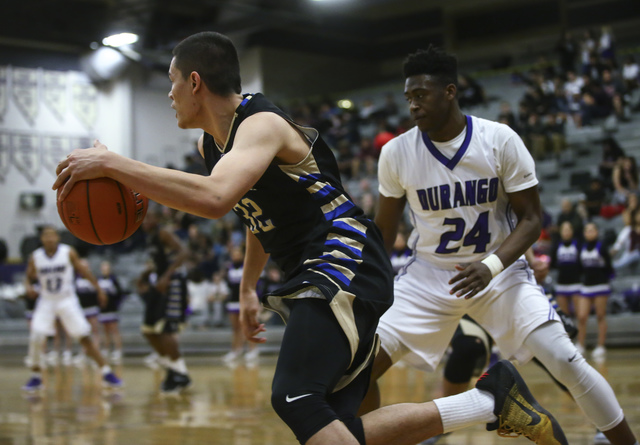 Sierra Vista guard Maka Ellis (32) drives the ball past Durango forward Zyare Ruffin (24) du ...