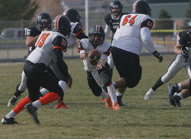 Chaparral quarterback Santiago Vialpando tosses the ball to TyRay Collins on a sweep play in ...