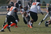 Chaparral quarterback Santiago Vialpando tosses the ball to TyRay Collins on a sweep play in ...