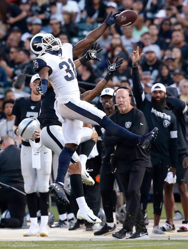 Los Angeles Rams' Darious Williams (31) deflects a pass intended for Oakland Raiders' Keelan Do ...