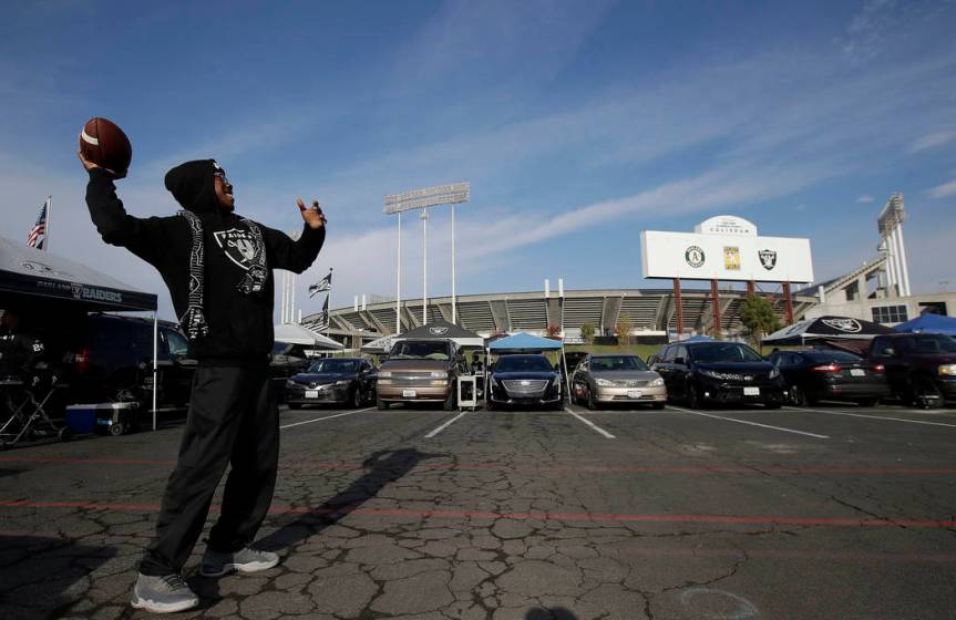 Raiders fans must-haves for Vegas NFL tailgating | Las Vegas Review-Journal