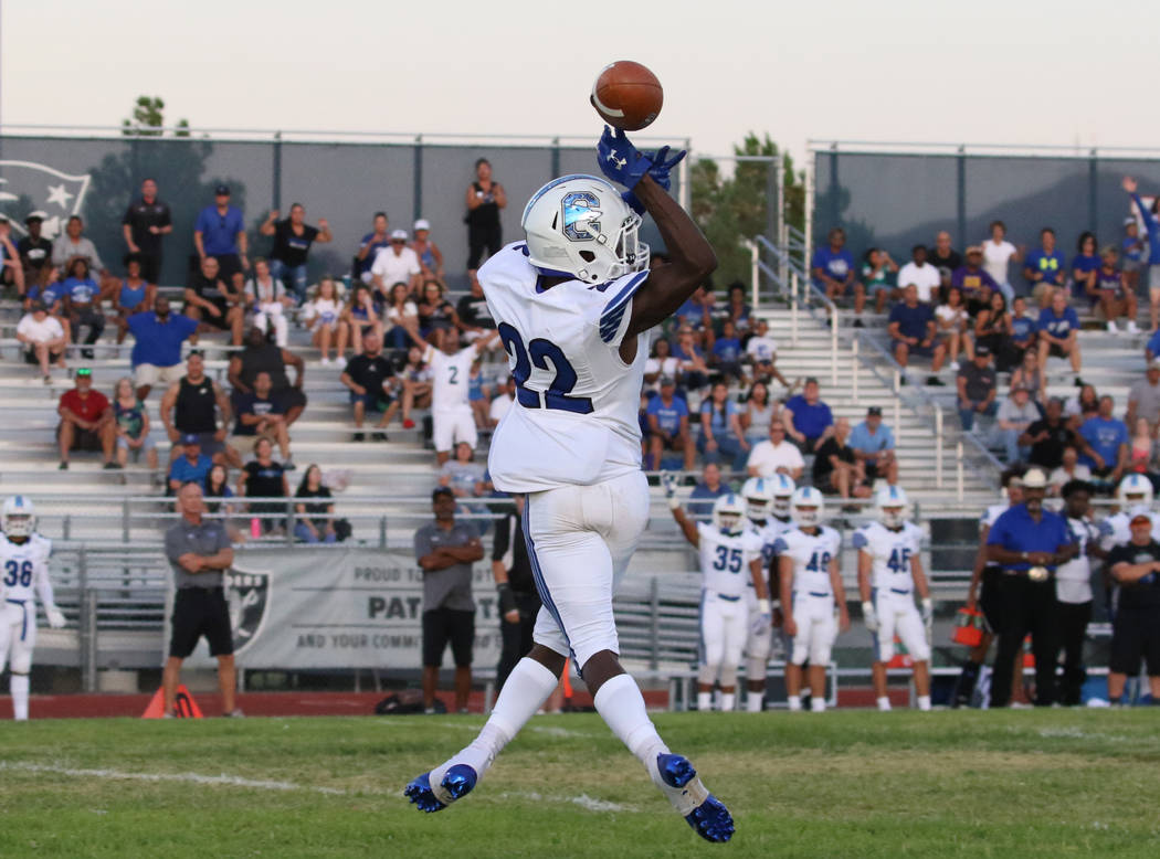 Chandler, Ariz., High's Quaron Adams (22) tries but unable to catch a pass during the first hal ...
